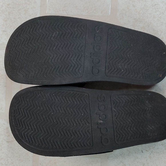 Adidas slides black white size 2 - Picture 6 of 7